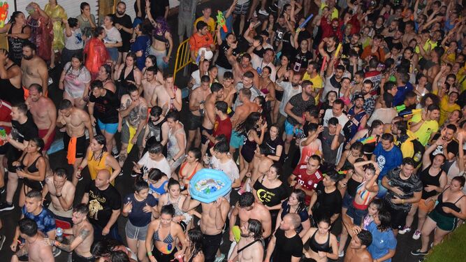 Lanjaron-comienza-repartir-Noche-Agua_1685842294_158870164_667x375